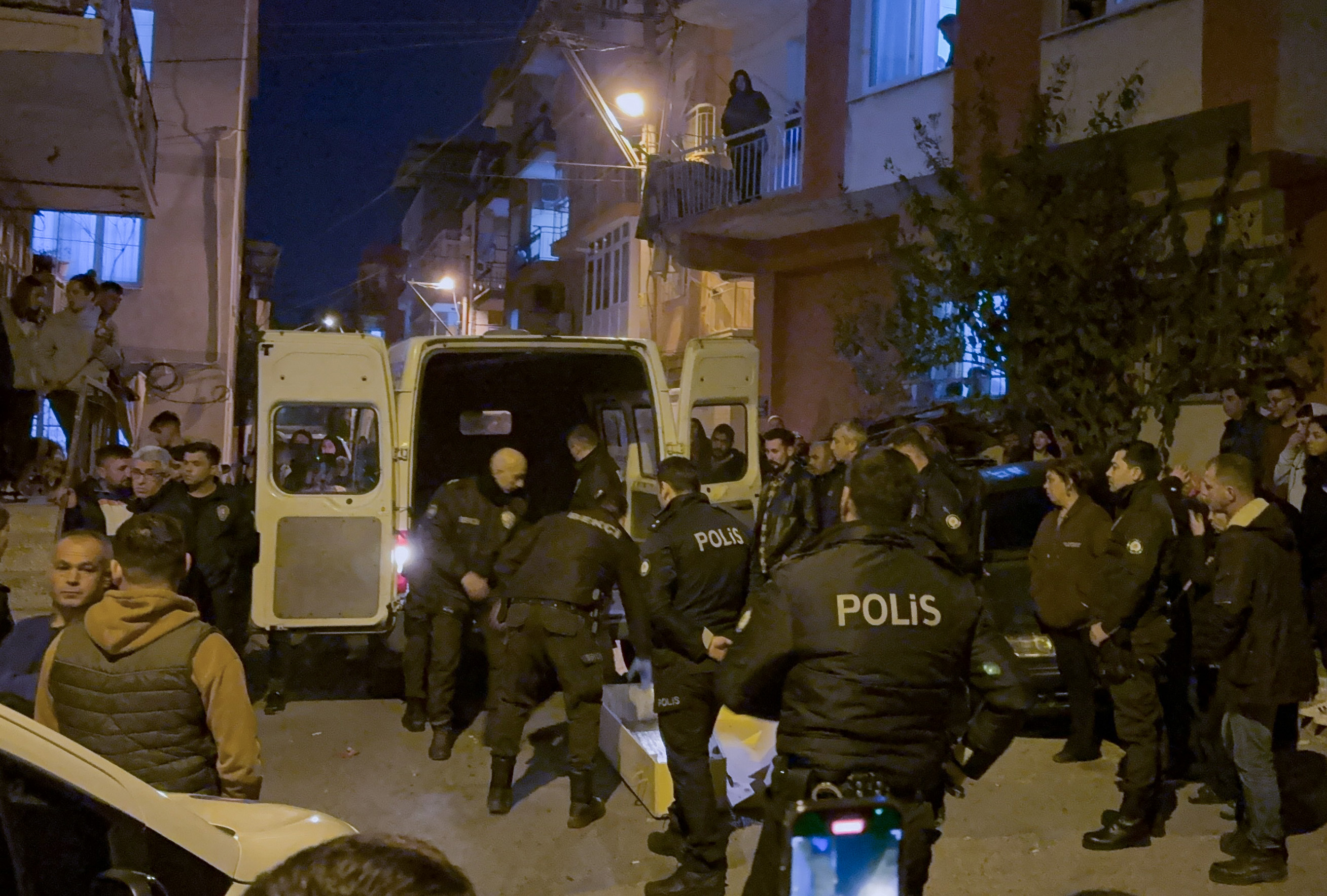 İzmir'de bir kişi eşini öldürdükten sonra intihar etti İZMİR 